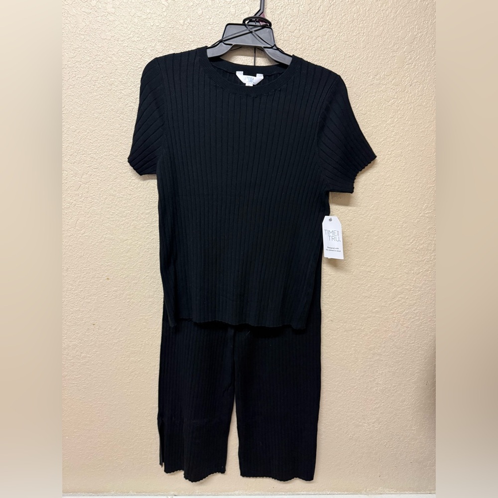 Time & Tru casual knit top and bottom set